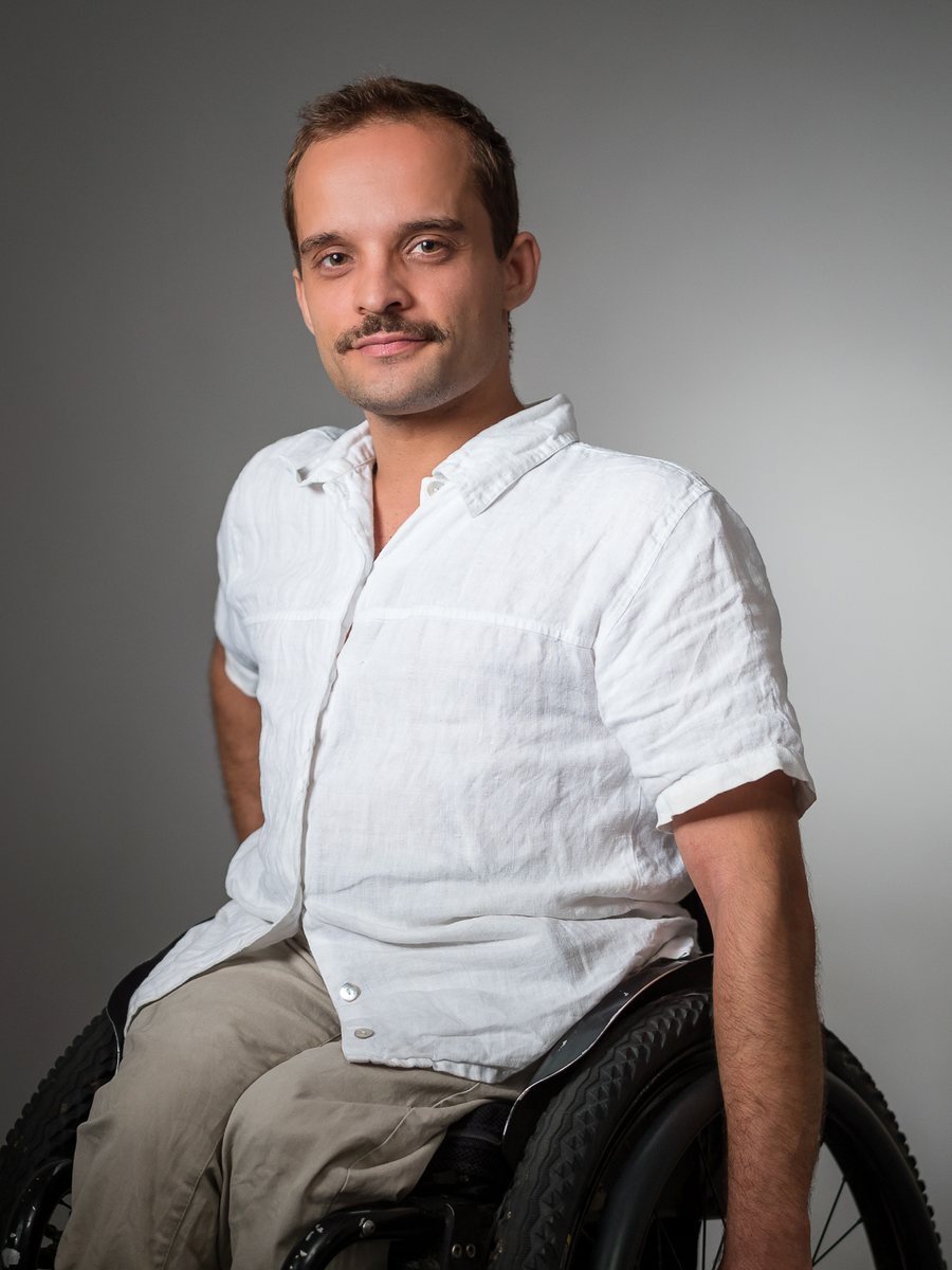 Felix Schönberger in seinem Rollstuhl